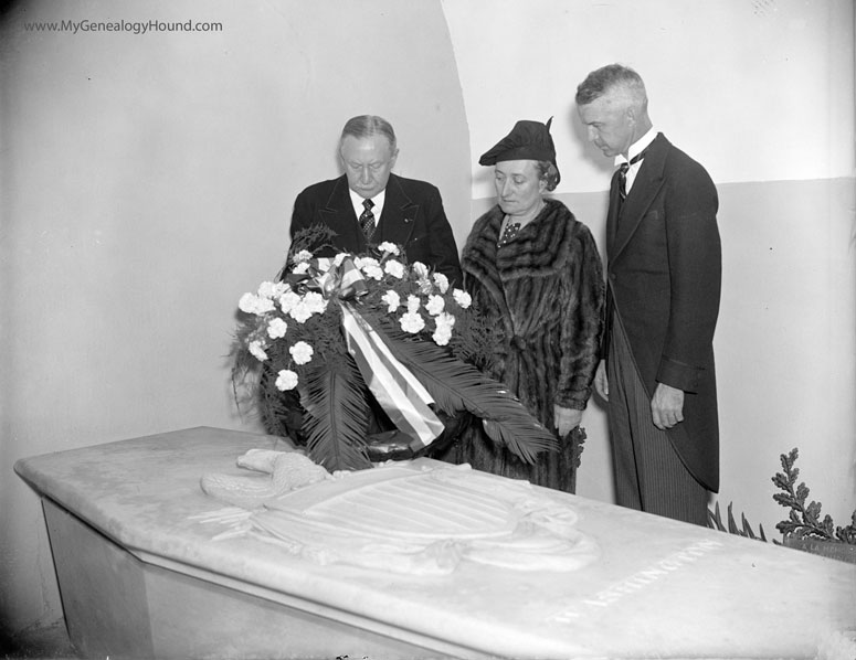The sarcophagus of George Washington, Mount Vernon, Virginia, tomb, coffi,  historic photo