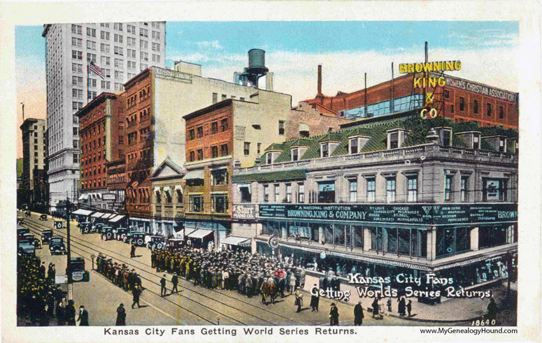 Kansas City, Missouri, Fans Getting World Series Returns, vintage postcard photo