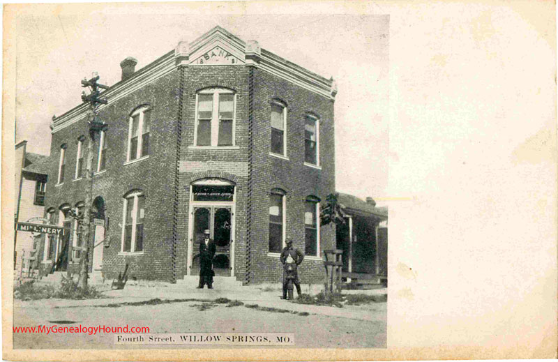 Willow Springs, Missouri, Fourth Street, Bank, vintage postcard